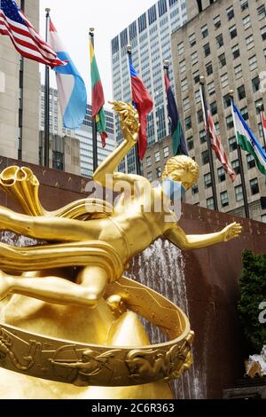 Prometheus im Rockefeller Center verfügt über eine riesige Gesichtsmaske wegen der Coronavirus-Pandemie, USA Stockfoto