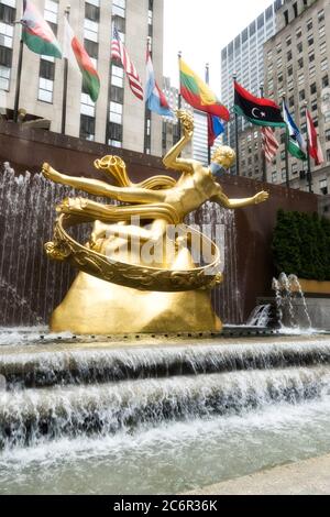 Prometheus im Rockefeller Center verfügt über eine riesige Gesichtsmaske wegen der Coronavirus-Pandemie, USA Stockfoto