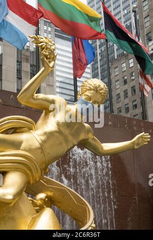 Prometheus im Rockefeller Center verfügt über eine riesige Gesichtsmaske wegen der Coronavirus-Pandemie, USA Stockfoto