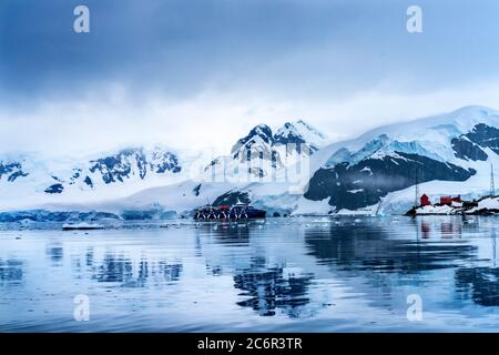 Schneeschiff Argentine Almirante Brown Station Blue Glacier Mountain Paradise Harbour Bay Antarktische Halbinsel Antarktis. Gletscher eisblau beca Stockfoto