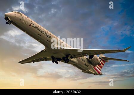 American Eagle CRJ-900 steigt nach dem Start vom Sarasota Flughafen in Florida aus Stockfoto