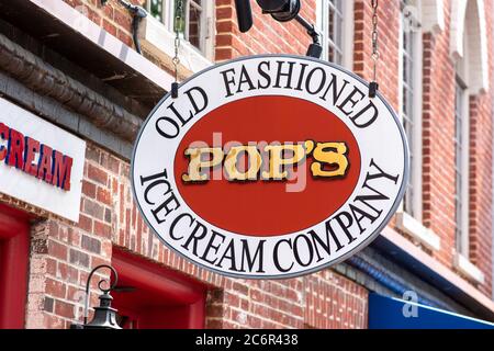 Old Town Alexandria, Virginia / USA - Juli 11 2020: Pop's Old Fashioned Ice Cream Company Schild am Schaufenster des Restaurants Alexandria. Stockfoto