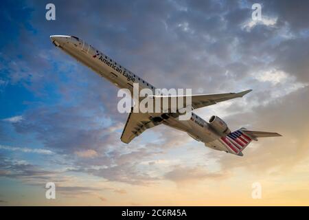 American Eagle CRJ-900 steigt nach dem Start vom Sarasota Flughafen in Florida aus Stockfoto