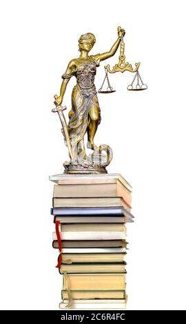 Statue der Gerechtigkeit auf dem Buchstapel auf weißem Hintergrund Stockfoto