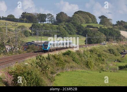 Der erste CAF baute den TransPennine Express der Klasse 397 Nova 2 397012 im Personenverkehr auf der Hauptlinie der Westküste Stockfoto