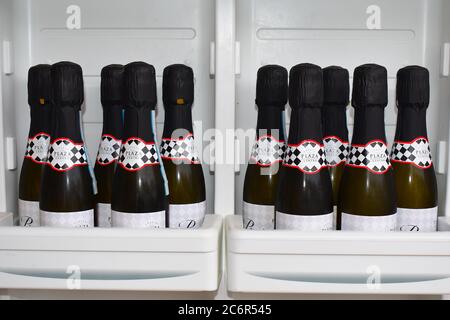 Centro Prosecco Doc Brut 20 cl. Der klassische italienische Sekt voller Zitrusaromen aus Glera-Trauben, die in Weinbergen im Nordosten Italiens angebaut werden Stockfoto