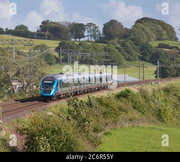 Der erste CAF baute den TransPennine Express der Klasse 397 Nova 2 397012 im Personenverkehr auf der Hauptlinie der Westküste Stockfoto