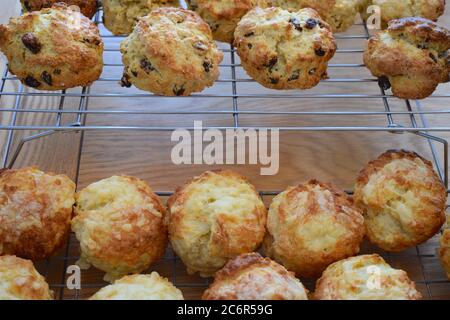 Klassischer Käse und gemischtes Obst gebackene Scones ideal für Nachmittagstee oder Picknick sind sie in der Regel reich an Kalorien Und Creme nicht für eine Diät geeignet Stockfoto
