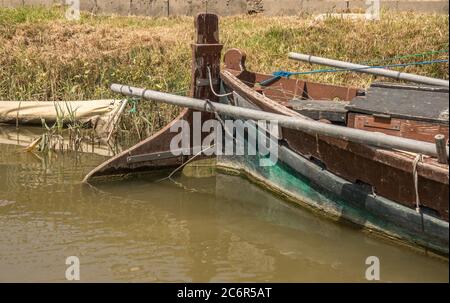 Untergetauchte Teil des Steuerbootes Ruderblatt, Ruder primäre Steuerfläche alten Holzboot, Rohr und Ruder, Schaufel des Ruderblattes zu steuern Stockfoto