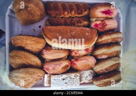 Nahaufnahme der Vielfalt von Gebäck Desserts auf einem Tablett Stockfoto