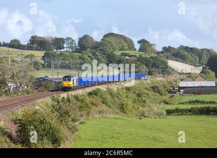 DC Rail Güterzug 60 Lokomotive 60046 William Wilberforce schleppt einen Güterzug von Drehkarstenwagen auf der Hauptlinie der Westküste Stockfoto