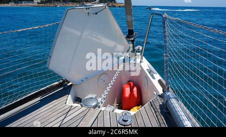 Offener Ankerschrank auf Segelboot offenes Meer, Holzdeck Stockfoto