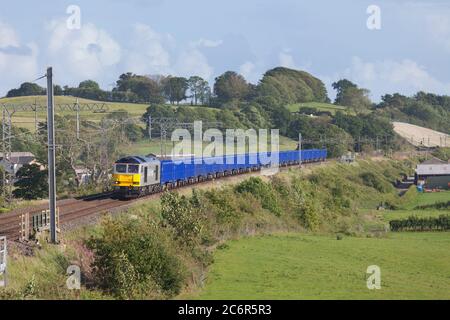 DC Rail Güterzug 60 Lokomotive 60046 William Wilberforce schleppt einen Güterzug von Drehkarstenwagen auf der Hauptlinie der Westküste Stockfoto