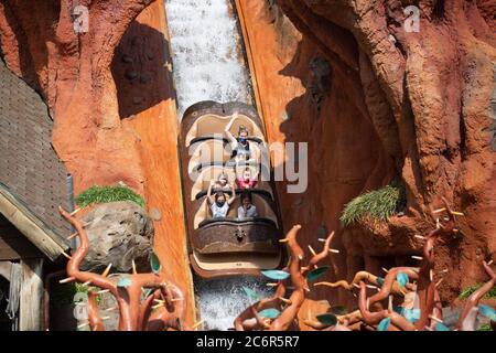 Orlando, Florida, USA. Juli 2020. Gäste fahren Splash Mountain im Magic Kingdom während der Wiedereröffnung von Walt Disney World in Orlando, Florida am 11. Juli 2020. Quelle: Cory Knowlton/ZUMA Wire/Alamy Live News Stockfoto