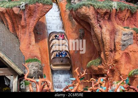 Orlando, Florida, USA. Juli 2020. Gäste fahren Splash Mountain im Magic Kingdom während der Wiedereröffnung von Walt Disney World in Orlando, Florida am 11. Juli 2020. Quelle: Cory Knowlton/ZUMA Wire/Alamy Live News Stockfoto