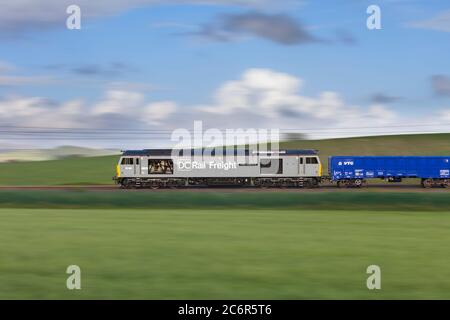 DC Rail Güterzug 60 Lokomotive 60046 William Wilberforce fuhr mit Geschwindigkeit einen Güterzug auf der Hauptlinie der Westküste Stockfoto