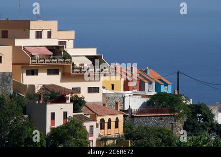 Mehrfarbige Häuser von La Palma am Meer Stockfoto