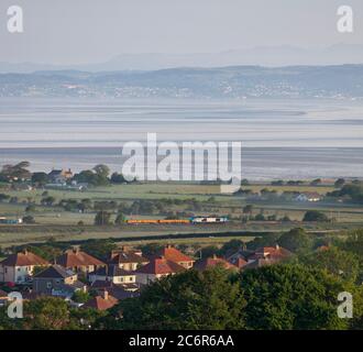 Lokomotive der Baureihe 68, die einen Güterzug in der Ferne auf der Hauptlinie der Westküste über Bolton Le Sands und Morecambe Bay transportiert Stockfoto