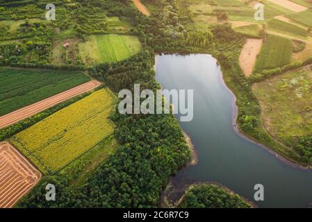 Kleiner See zwischen landwirtschaftlichen Feldern Luftbild Stockfoto