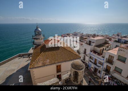 Peniscola Hafen, Stadt von Schloss Papa Luna, Mittelmeer Blick auf den Leuchtturm Costa del Azahar, Spanien Stockfoto