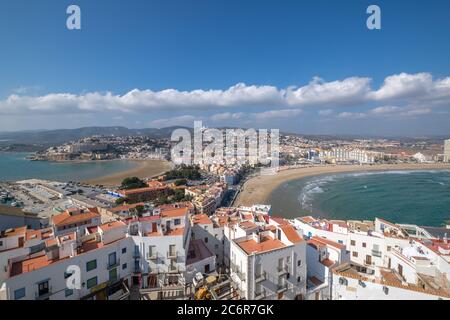 Peniscola Hafen, Stadt von Schloss Papa Luna, Mittelmeer Blick auf die beiden Strände Costa del Azahar, Spanien Stockfoto