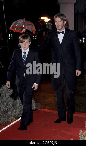 London, Großbritannien. Dezember 2010. LONDON, GROSSBRITANNIEN - 15. DEZEMBER: David Beckham und Brooklyn Beckham nehmen am 15. Dezember 2010 im Imperial war Museum an der "A Night of Heroes: The Sun Military Awards" in London Teil.Personen: David Beckham und Brooklyn Beckham Quelle: Storms Media Group/Alamy Live News Stockfoto