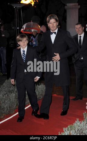 London, Großbritannien. Dezember 2010. LONDON, GROSSBRITANNIEN - 15. DEZEMBER: David Beckham und Brooklyn Beckham nehmen am 15. Dezember 2010 im Imperial war Museum an der "A Night of Heroes: The Sun Military Awards" in London Teil.Personen: David Beckham und Brooklyn Beckham Quelle: Storms Media Group/Alamy Live News Stockfoto