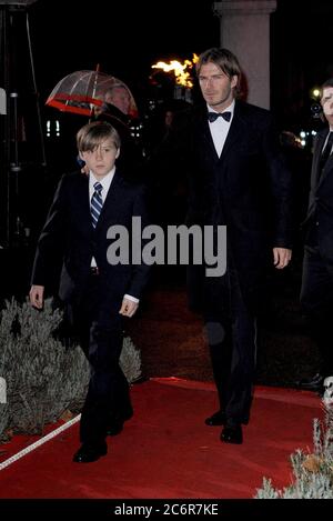 London, Großbritannien. Dezember 2010. LONDON, GROSSBRITANNIEN - 15. DEZEMBER: David Beckham und Brooklyn Beckham nehmen am 15. Dezember 2010 im Imperial war Museum an der "A Night of Heroes: The Sun Military Awards" in London Teil.Personen: David Beckham und Brooklyn Beckham Quelle: Storms Media Group/Alamy Live News Stockfoto