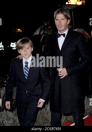 London, Großbritannien. Dezember 2010. LONDON, GROSSBRITANNIEN - 15. DEZEMBER: David Beckham und Brooklyn Beckham nehmen am 15. Dezember 2010 im Imperial war Museum an der "A Night of Heroes: The Sun Military Awards" in London Teil.Personen: David Beckham und Brooklyn Beckham Quelle: Storms Media Group/Alamy Live News Stockfoto