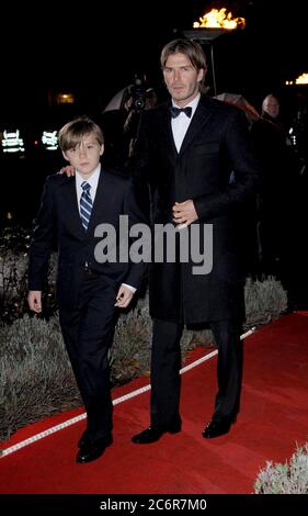 London, Großbritannien. Dezember 2010. LONDON, GROSSBRITANNIEN - 15. DEZEMBER: David Beckham und Brooklyn Beckham nehmen am 15. Dezember 2010 im Imperial war Museum an der "A Night of Heroes: The Sun Military Awards" in London Teil.Personen: David Beckham und Brooklyn Beckham Quelle: Storms Media Group/Alamy Live News Stockfoto