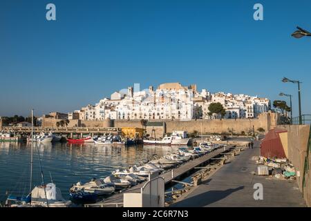 Peniscola Skyline und Castle Beach Sonnenuntergang in Castellon, Spanien Stockfoto