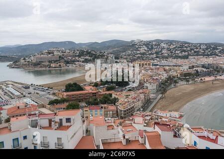 Panoramablick auf das Dorf vom Schloss aus die beiden Strände in Peniscola, Castellon Spanien Stockfoto