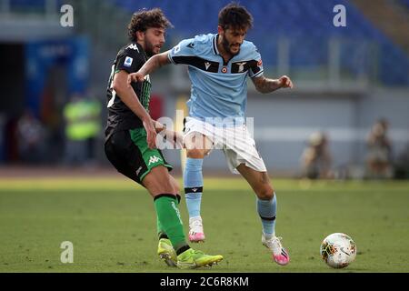 Rom, Italien - 11. Juli 2020: MANUEL LOCATELLI (SASSUOLO), Luis Alberto (LAZIO) im Einsatz während der italienischen Serie A Fußballspiel SS Lazio und Sassuolo, im Olympiastadion in Rom am 11/07/2020 Stockfoto