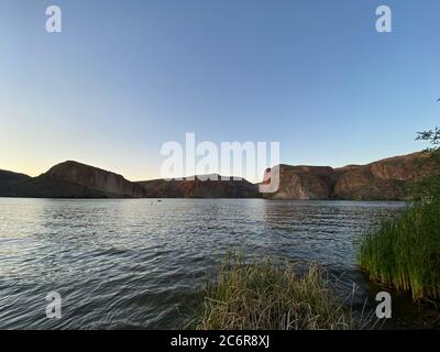 Canyon Lake, Arizona bei Sonnenuntergang im späten Frühling vom Ufer aus, mit Blick nach Norden in Richtung Canyon selbst. Stockfoto