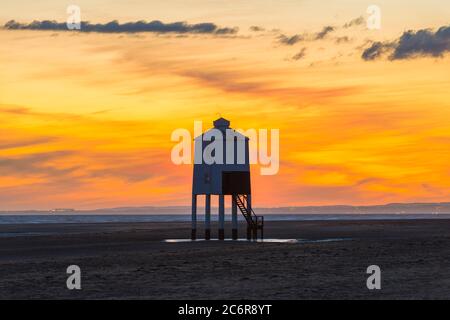 Burnham-on-Sea, Somerset, Großbritannien. Juli 2020. Wetter in Großbritannien. Ein dramatischer goldener Sonnenuntergang am historischen Leuchtturm Low, der vom Strand von Burnham-on-Sea in Somerset am Ende eines heißen, sonnigen Tages betrachtet wird. Der neunbeinige Leuchtturm aus Holz wurde 1832 erbaut und ist unter Denkmalschutz der Stufe II. Bildquelle: Graham Hunt/Alamy Live News Stockfoto