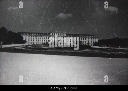 Feine 70er Jahre Vintage schwarz-weiß Lifestyle Fotografie von einem riesigen Palast in Deutschland. Stockfoto