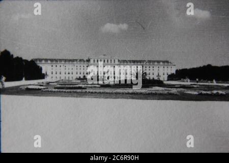 Feine 70er Jahre Vintage schwarz-weiß Lifestyle Fotografie von einem riesigen Palast in Deutschland. Stockfoto