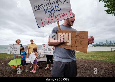 Cleveland, Ohio, USA. Juli 2020. KEVIN FREEMAN äußert seine Meinung über die Maskenverwendung während eines Mask Mandate Protestes im Edgewater Park. Die Stadt Cleveland und der Landkreis Cuyahoga sind derzeit unter einer roten Warnung, die das Tragen einer Maske rät, während in öffentlichen und anderen Versammlungen Gebieten. Quelle: Andrew Dolph/ZUMA Wire/Alamy Live News Stockfoto