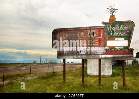 New Mexico, USA. Juli 2015. Ein verderbtes Holiday Inn Motel Schild außerhalb von Taos. Quelle: Salem Krieger/ZUMA Wire/Alamy Live News Stockfoto