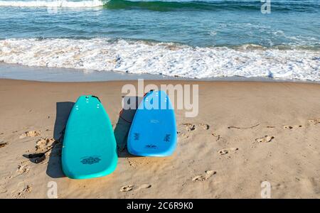 Ein paar Surfbretter, an einem Strand in Montauk, NY Stockfoto