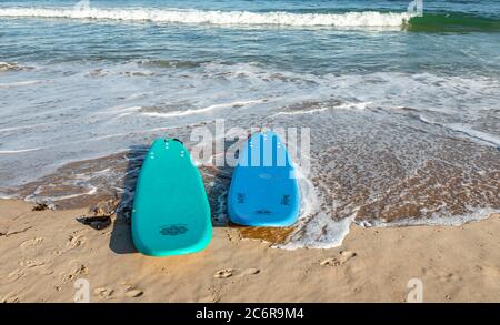 Ein paar Surfbretter, an einem Strand in Montauk, NY Stockfoto