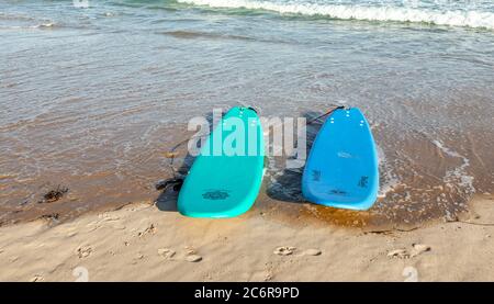 Ein paar Surfbretter, an einem Strand in Montauk, NY Stockfoto