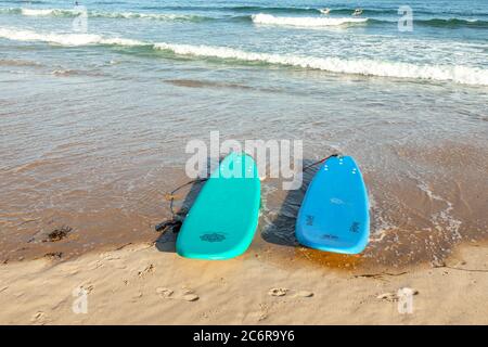 Ein paar Surfbretter, an einem Strand in Montauk, NY Stockfoto