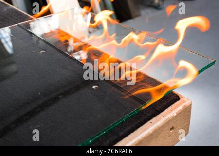 Schneideglas genannt VSG. (Very Safe Glass) Feuer brennend die Folie, die das Glas verbindet Stockfoto