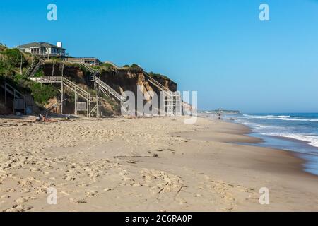 Landschaftsbild des Strandes in Montauk, NY mit Blick nach Osten auf die Klippen Stockfoto