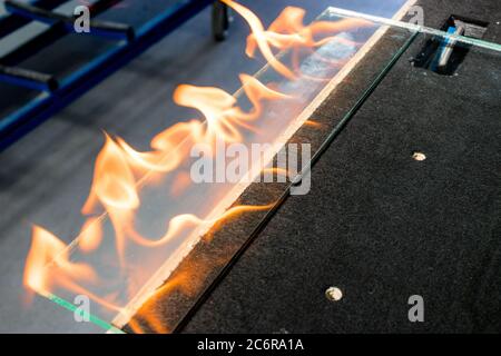 Schneideglas genannt VSG. (Very Safe Glass) Feuer brennend die Folie, die das Glas verbindet Stockfoto