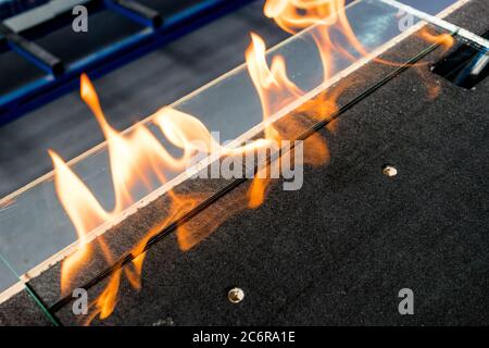 Schneideglas genannt VSG. (Very Safe Glass) Feuer brennend die Folie, die das Glas verbindet Stockfoto