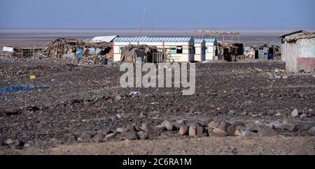 Traditionelle und moderne Wohnungen in einem abgelegenen, indigenen Dorf Afar in der Danakil Depression, Afar Region Äthiopien. Stockfoto