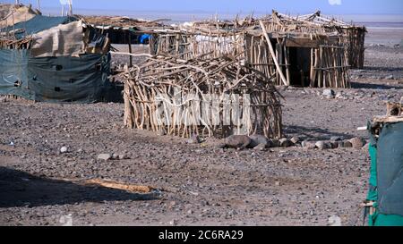 Traditionelle Wohnungen in einem abgelegenen, indigenen Dorf Afar in der Danakil Depression, Afar Region Äthiopien. Stockfoto