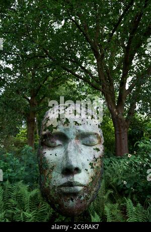 Leaf Spirit, Bronzeskulptur von Simon Gudgeon im Royal Botanic Gardens, Kew, London. Stockfoto